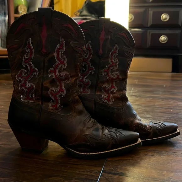 Boots à talons et bouts pointus en cuir cognac